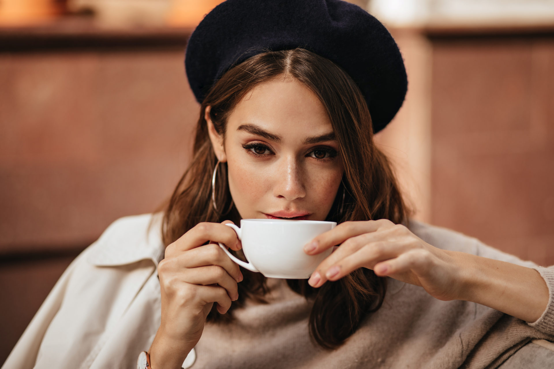 elegancka kobieta pijąca kawę